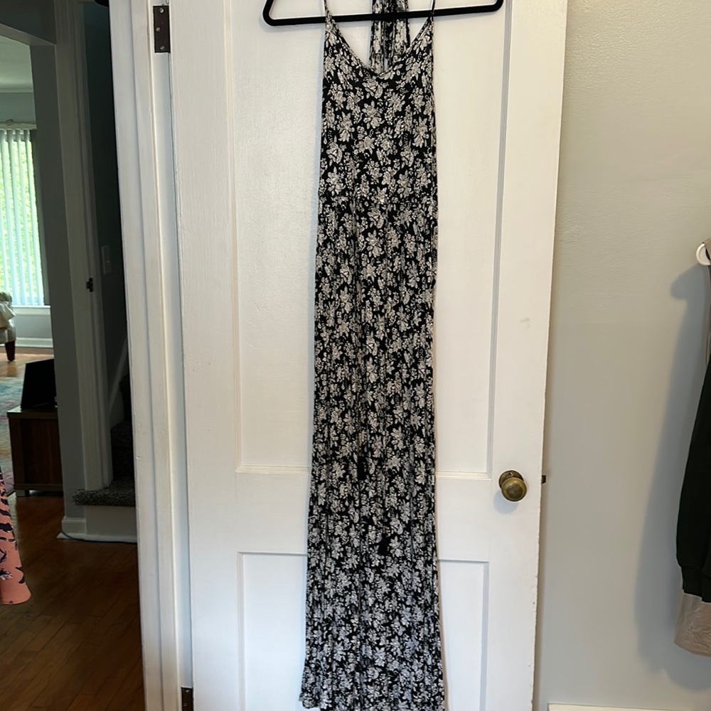Women’s Forever 21 black and white floral maxi dress